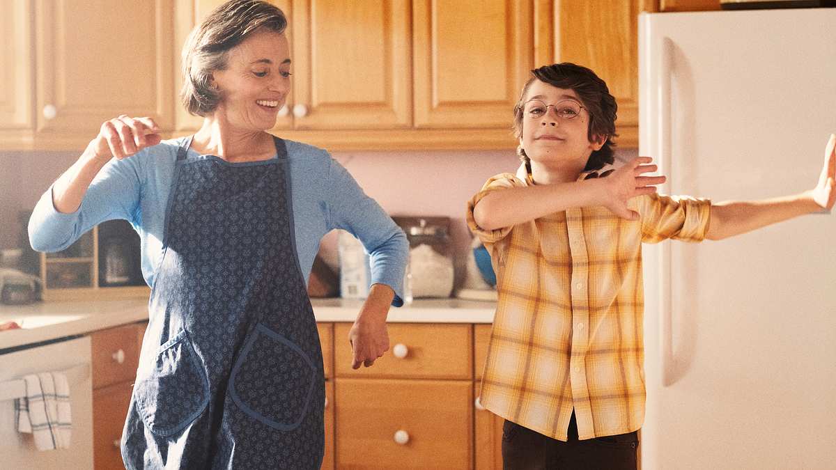 Die Lebensfreude seiner Großmutter färbt auf Chuck ab. Der junge Chuck und seine Großmutter tanzen in der Küche.