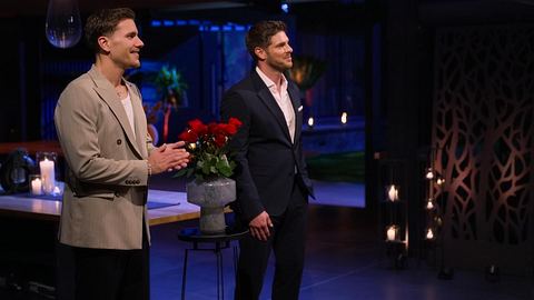 Felix und Martin warten auf die Kandidatinnen, zwischen ihnen steht eine Vase mit Rosen. - Foto: RTL