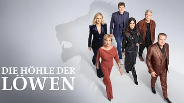 Die Löwinnen und Löwen laufen über einen Löwen-Schatten. - Foto: RTL / Boris Breuer