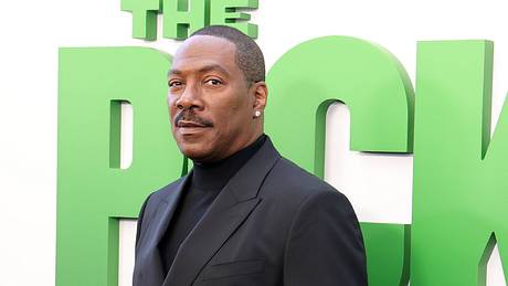 Eddie Murphy blickt mit einem unlesbaren Ausdruck in die Kamera - Foto:  IMAGO / Cover-Images