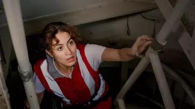 Dr. Nina Haddad (Sabrina Amali) steigt in der ARD-Serie „Die Notärztin“ eine Wendeltreppe hoch. - Foto: ARD/SWR/Oliver Feist Dr. Nina Haddad (Sabrina Amali) steigt in der ARD-Serie „Die Notärztin“ eine Wendeltreppe hoch. - Foto: ARD/SWR/Oliver Feist