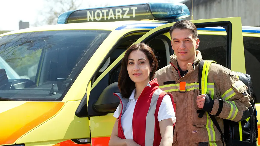 Bei Dr. Nina Haddad und Feuerwehrmann Markus Probst kriselt es. Bei Dr. Nina Haddad und Feuerwehrmann Markus Probst vor einem Notarzt-Wagen.