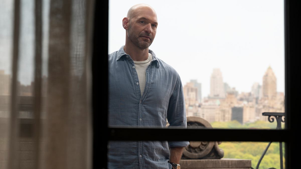 Das Geheimnis um Adams Tod zieht sich durch die ganze Staffel. Corey Stoll als Adam. Er steht draußen auf dem Balkon und schaut durch das Fenster herein.