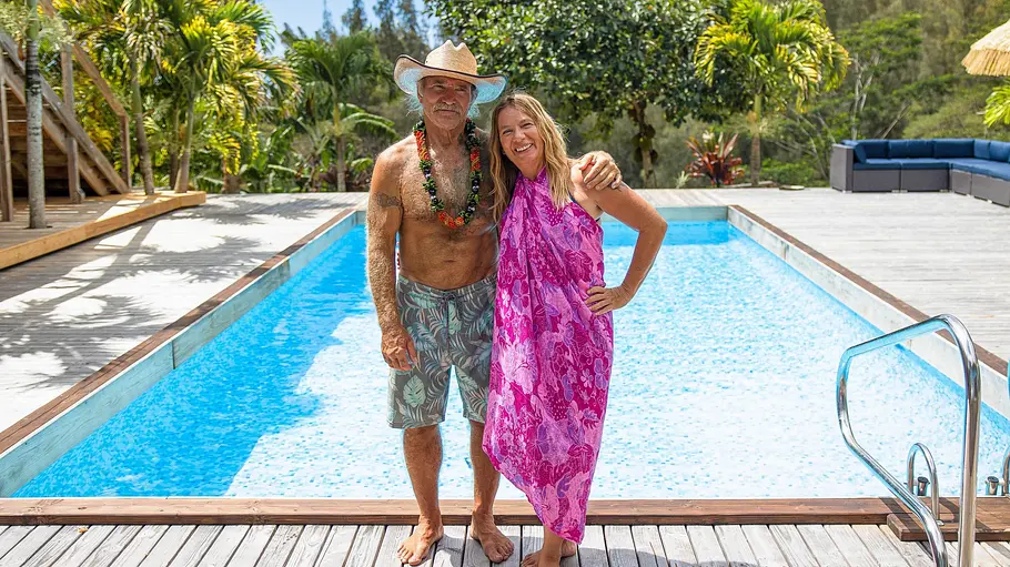 Konny und Manuela Reimann Konny und Manuela Reimann stehen luftig und leicht bekleidet vor einem Pool