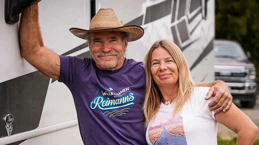 „Willkommen bei den Reimanns“, Staffel 5 Konny und Manu Reimann vor ihrem Camper!
