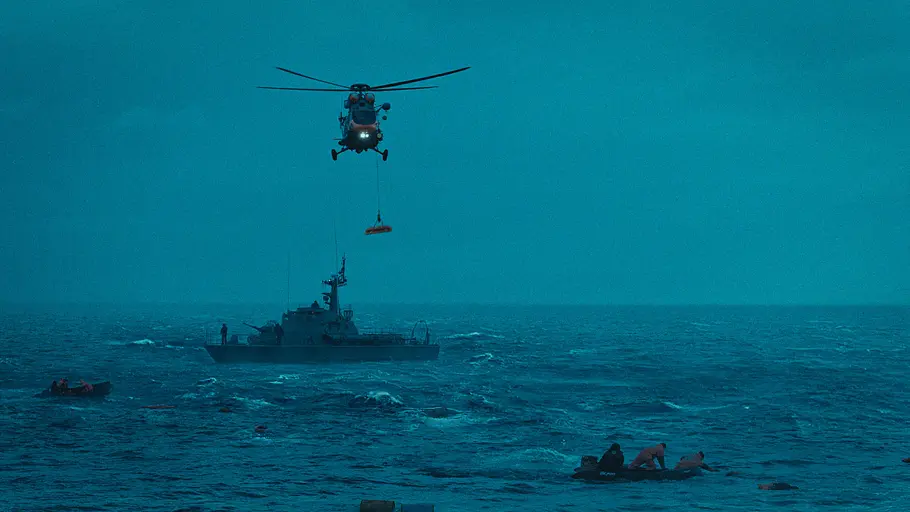 Ein Rettungshubschrauber erreicht die MS Jan Heweliusz.