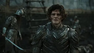 Elrond aus Die Ringe der Macht steht schmutzig und verletzt in Eregion - Foto: Amazon Prime Video
