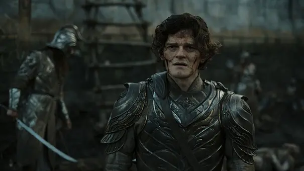 Elrond aus Die Ringe der Macht steht schmutzig und verletzt in Eregion - Foto: Amazon Prime Video