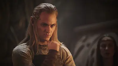 Sauron denkt in der Gestalt von Annatar nach - Foto: Amazon Prime Video
