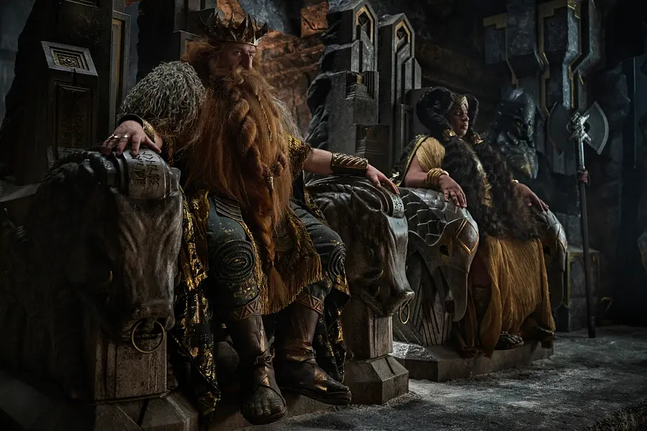 In Khazad-dûm droht neuer Zwist Durin IV mit Krone und langem Bart und Disa im goldenen Kleid sitzen auf steinernen Thronen mit Tierköpfen an den Armlehnen.
