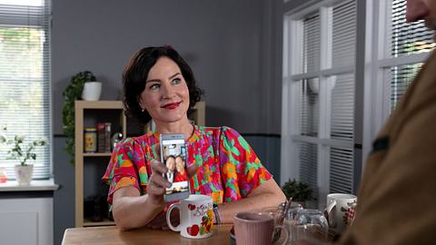Frau Stockl zeigt einem Kommissar etwas auf ihrem Smartphone - Foto: Linda Gschwentner / ZDF