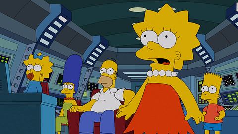 Man sieht von links nach rechts Maggie, Marge, Homer, Lisa und Bart Simpson. Sie sind in einem Objekt, das einem Raumschiff ähnlich sieht und haben alle besorgte Gesichter.  - Foto: Media Press