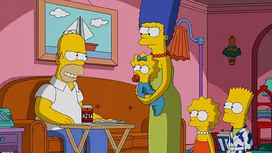 Homer Simpson sitzt mit einem Bier auf der Couch und wird von Marge, Maggie, Lisa und Bart beäugt.  - Foto:  IMAGO / Cinema Publishers Collection