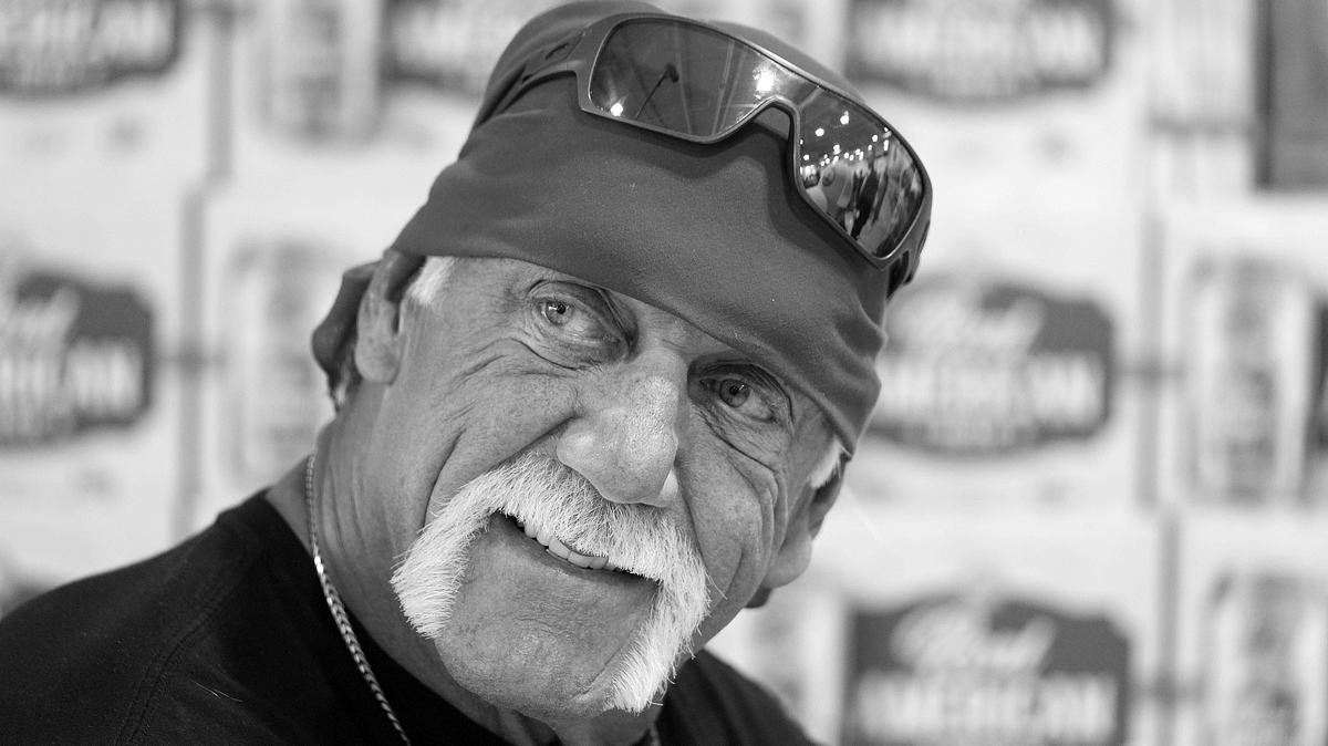 Die Sportwelt betrauert den Tod von Hulk Hogan. Hulk Hogan lächelt bei einer Signierstunde für die Kameras.