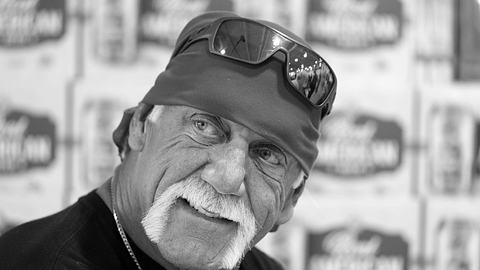Hulk Hogan lächelt bei einer Signierstunde für die Kameras. - Foto: IMAGO / Imagn Images