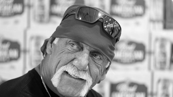 Hulk Hogan lächelt bei einer Signierstunde für die Kameras. - Foto: IMAGO / Imagn Images
