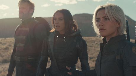 John Walker, Ava und Yelena blicken erstaunt in die Ferne. - Foto: Disney / Marvel