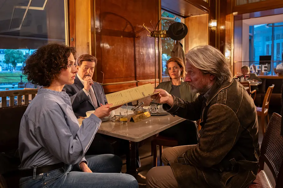 Die Toten von Salzburg Die Toten von Salzburg - Die letzte Reise: Irene Russmeyer (Fanny Krausz), Alfons Seywald (Erwin Steinhauer), Lu Frey (Patricia Aulitzk.) und Hubert Mur (Michael Fitz) sitzen zusammen im Café. Hubert Mur übergibt Irene Russmeyer eine Akte.