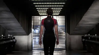 Jennifer Lawrence steht mit dem Rücken zugewandt in einem Trainingsanzug da. - Foto:  IMAGO / Everett Collection