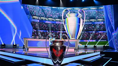 Die Trophäe der UEFA Champions League vor der Auslosung der Gruppenphase der UEFA Champions League im Grimaldi Forum in Monaco. - Foto: IMAGO / Anadolu Agency