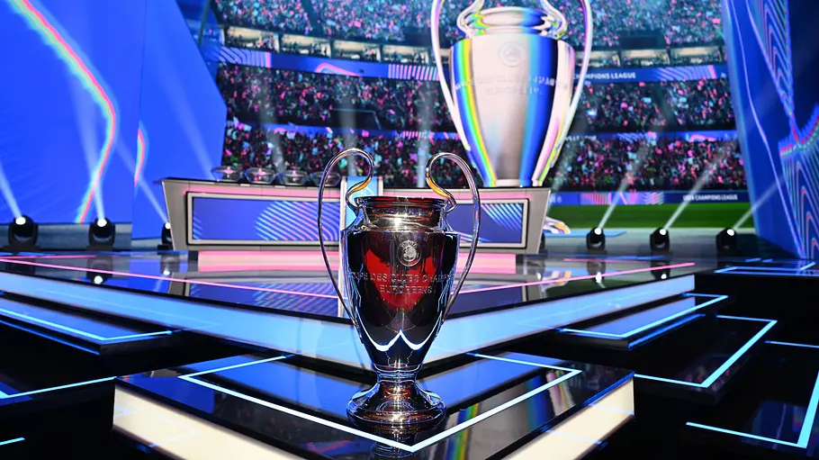 Die Trophäe der UEFA Champions League Die Trophäe der UEFA Champions League vor der Auslosung der Gruppenphase der UEFA Champions League im Grimaldi Forum in Monaco.