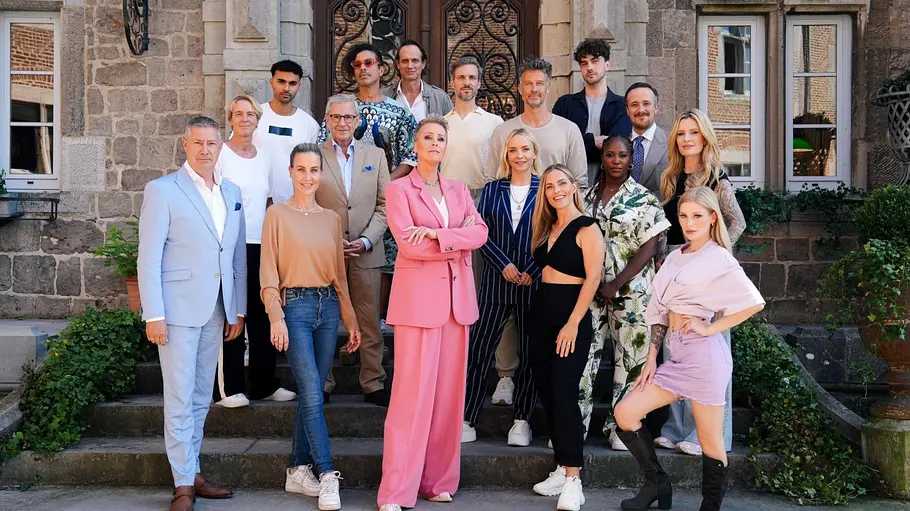 Verräter-Star Marie Reim ist wieder Single Die Teilnehmer der 3. Staffel von Die Verräter und Sonja Zietlow posieren auf einer Treppe.