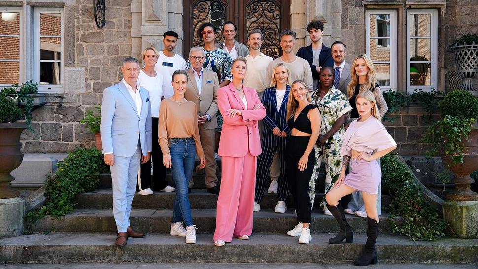Die Teilnehmer der 3. Staffel von Die Verräter und Sonja Zietlow posieren auf einer Treppe. - Foto: RTL / Stefan Gregorowius