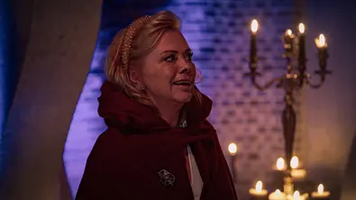 Marijke Amado lächelt im Cape und schaut zur Seite. - Foto: RTL