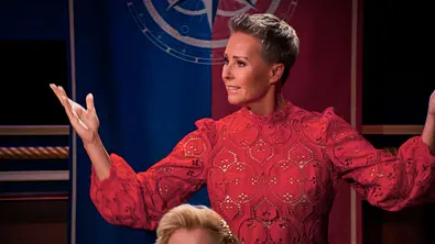 Sonja Zietlow hebt im roten Kleid die Arme. - Foto: RTL Sonja Zietlow hebt im roten Kleid die Arme. - Foto: RTL
