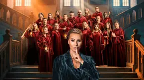 Sonja Zietlow hält einen Finger vor dem Mund, im Hintergrund sind die Stars zu sehen. - Foto: RTL Sonja Zietlow hält einen Finger vor dem Mund, im Hintergrund sind die Stars zu sehen. - Foto: RTL