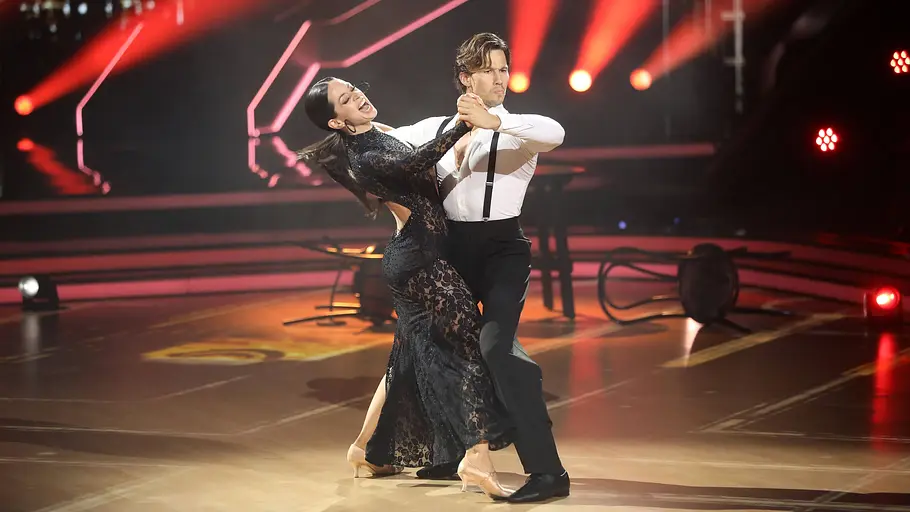 Die wahl des Lieblingstanzes von Joel Mattli und Malika Dzumaev sorgt für Kritik. Joel Mattli und Malika Dzumaev beim Let's Dance-Halbfinale auf der Tanzfläche.