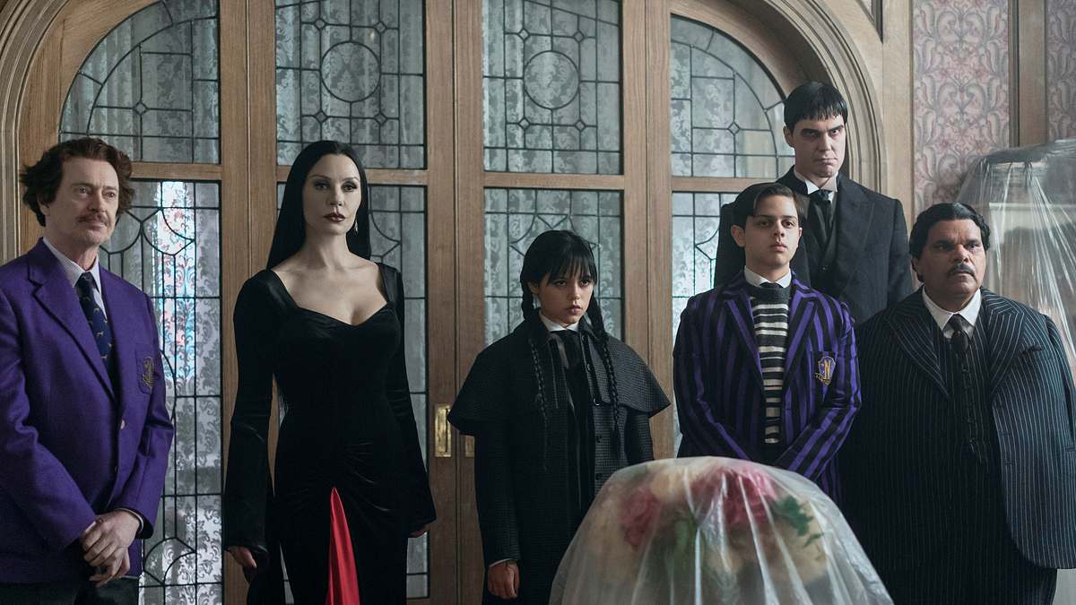 Wednesday Die Addams Familie steht gemeinsam mit dem neuen Direktor in einem Büro