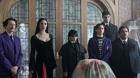 Die Addams Familie steht gemeinsam mit dem neuen Direktor in einem Büro - Foto: JONATHAN HESSION / NETFLIX