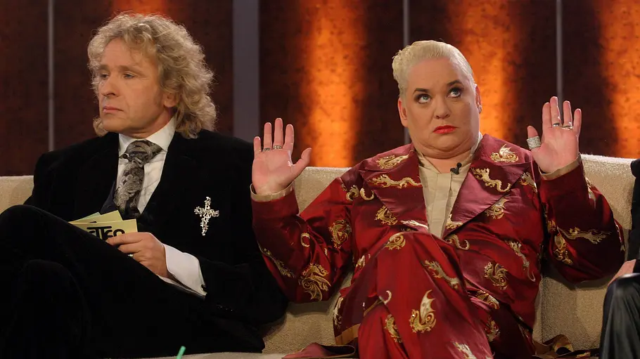 Die Wege von Thomas Gottschalk und Hella von Sinnen haben sich häufig gekreuzt. Thomas Gottschalk und Hella von Sinnen im Jahr 2005 bei „Wetten, dass..?“.