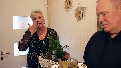 Silvia Wollny wischt sich das Auge und hält einen Pflanzkorb. Neben ihr blickt Harald Elsenbast auf eine Torte mit Zahlendekoration. - Foto: RTLZWEI Silvia Wollny wischt sich das Auge und hält einen Pflanzkorb. Neben ihr blickt Harald Elsenbast auf eine Torte mit Zahlendekoration. - Foto: RTLZWEI