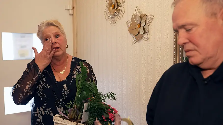 Wann laufen die neuen Wollny-Folgen, Staffel 18? Silvia Wollny wischt sich das Auge und hält einen Pflanzkorb. Neben ihr blickt Harald Elsenbast auf eine Torte mit Zahlendekoration.