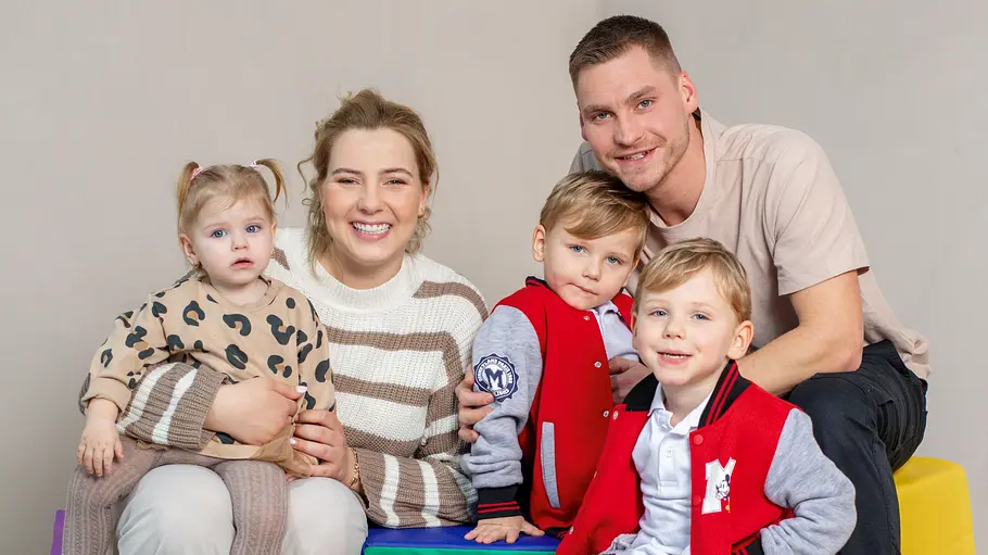 Peter und Sarafina: Wollny-Ausstieg? Sarafina und Peter Wollny sitzen mit ihren Kindern Casey, Emory und Hope für ein Fotoshooting auf bunten Elementen.