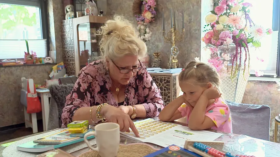 Silvia Wollny und Cataleya sitzen am Esstisch.