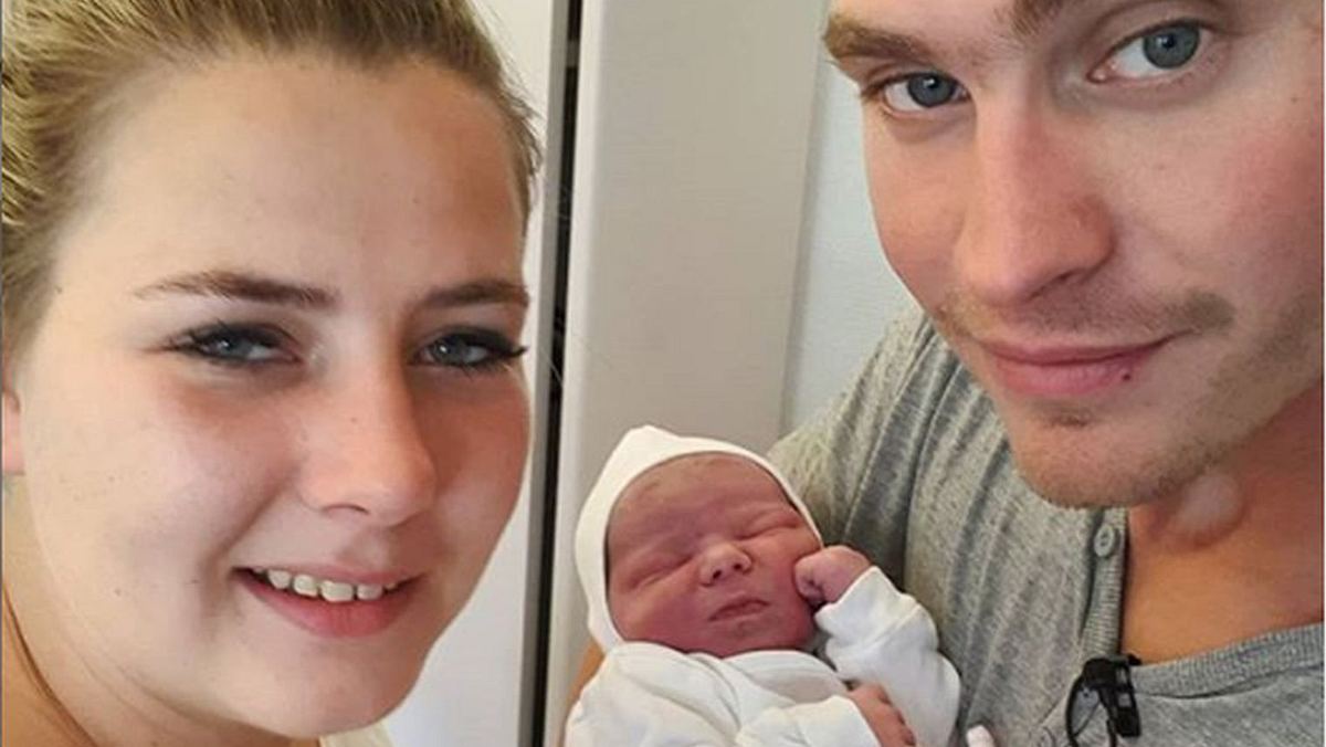 Wut wegen Hope Angel Silvia Wollny Ein Selfie zeigt Sarafina Wollny und Peter Wollny, der ein Baby im Arm hält