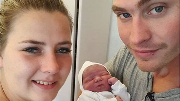 Ein Selfie zeigt Sarafina Wollny und Peter Wollny, der ein Baby im Arm hält - Foto: Foto: instagram.com/sarafina_wollny