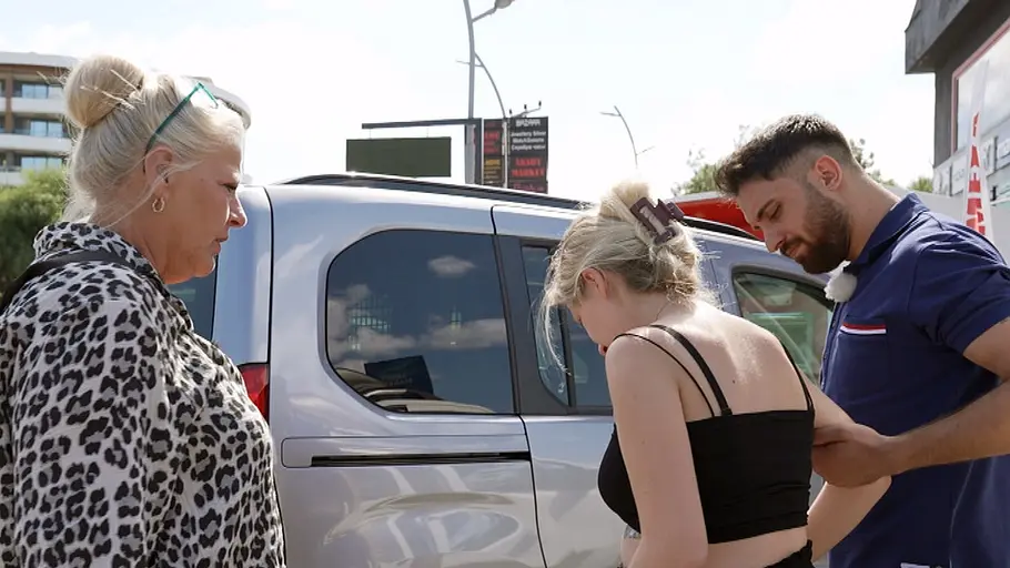 Szene aus Die Wollnys: Besorgter Servet führt geschwächte Loredana Wollny zum Auto. Siliva Wollny schaut zu. 