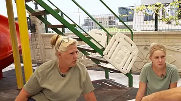 Silvia und Loredana Wollny schauen kritisch. - Foto: RTL2