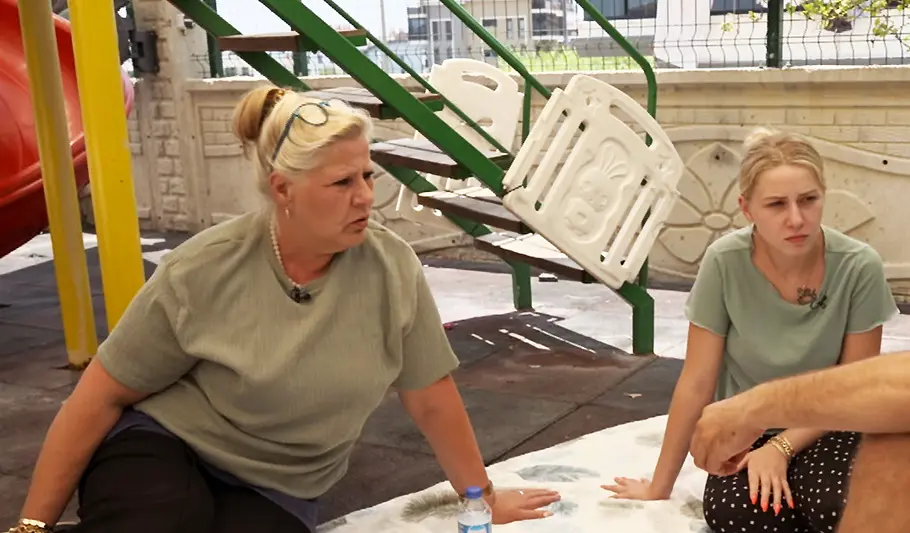 Silvia und Loredana Wollny schauen kritisch.