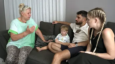 Von links nach rechts: Silvia Wollny sitzt mit Aurelio, Servet und Loredana auf einer Couch. Sie diskutieren. - Foto: RTL2 Von links nach rechts: Silvia Wollny sitzt mit Aurelio, Servet und Loredana auf einer Couch. Sie diskutieren. - Foto: RTL2