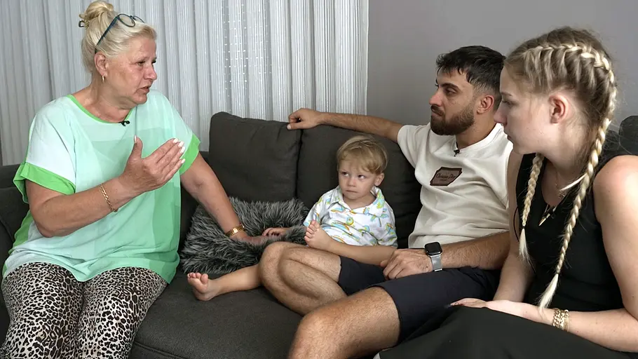 Die Wollnys-Streit Silvia Loredana Von links nach rechts: Silvia Wollny sitzt mit Aurelio, Servet und Loredana auf einer Couch. Sie diskutieren.