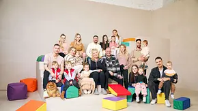 Man sieht die gesamte Großfamilie Wollny bei einem Fotoshooting. - Foto: RTL2 Man sieht die gesamte Großfamilie Wollny bei einem Fotoshooting. - Foto: RTL2