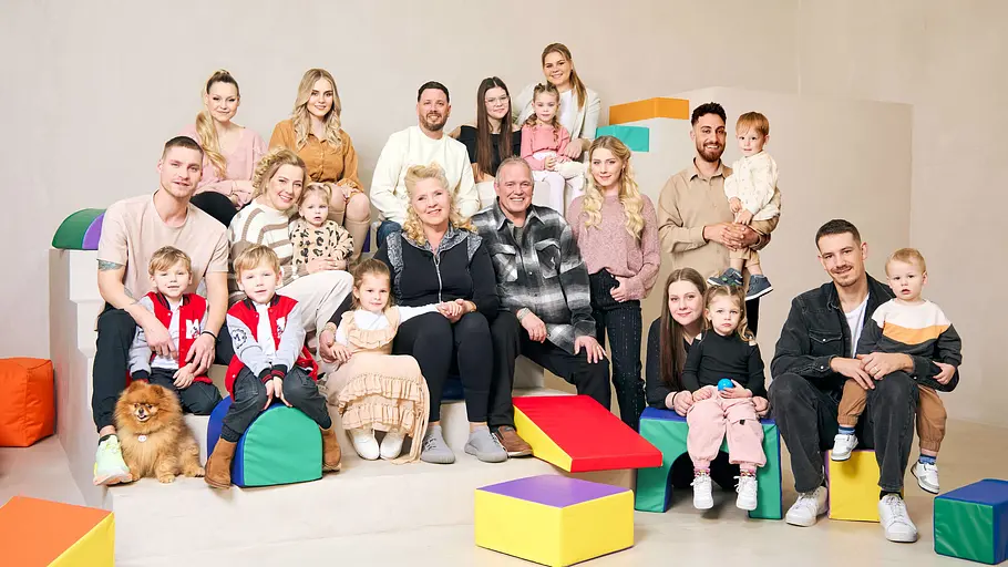 Man sieht die gesamte Großfamilie Wollny bei einem Fotoshooting. 