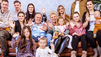 Wie viele Enkel hat Silvia Wollny, hier von einigen Kindern und deren Nachwuchs umringt ist? - Foto: RTLZWEI Wie viele Enkel hat Silvia Wollny, hier von einigen Kindern und deren Nachwuchs umringt ist? - Foto: RTLZWEI