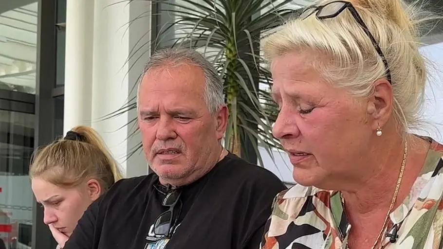 Silvia Wollny Silvia Wollny sitzt mit angespanntem Gesichtsausdruck neben Harald und Loredana Wollny.