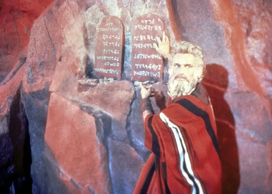 Moses (Charlton Heston) in einer Szene aus dem Film findet die zehn Gebote